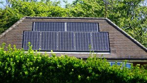 "تأثیر پنل‌های خورشیدی بر محیط‌ زیست و جوامع محلی"